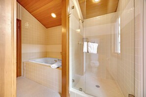 Dusche, kostenlose Toilettenartikel, Haartrockner, Handtücher