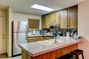 Kylskåp, mikrovågsugn, ugn och spishäll