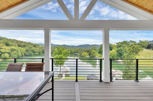 Mountain Lake Retreat w/ Concrete Walkway w/ Kayaks