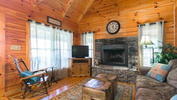 Een smart-tv, een open haard, een dvd-speler en boeken