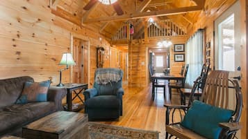 Téléviseur connecté, foyer, lecteur de DVD, livres