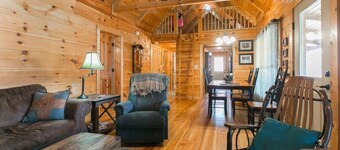 Scenic Getaway: Cozy with Hot Tub, Fast Wifi, Serene Pond View, Close to Town