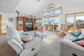 Een televisie, een open haard en een dvd-speler