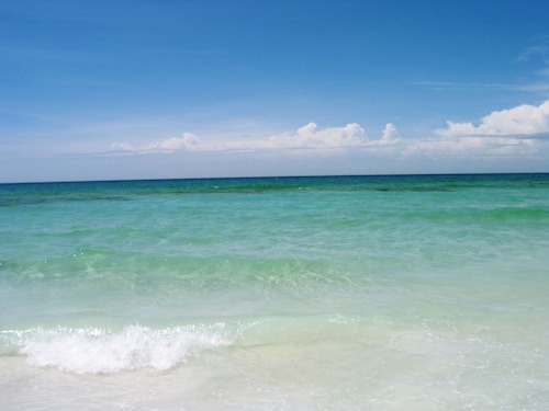 Best Deal in Destin, Beach Chair Service Included. Snowbirds special rates!