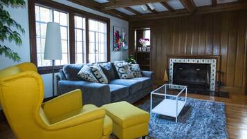 House, 5 Bedrooms | Living area | LCD TV