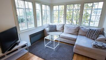 House, 5 Bedrooms | Living area | LCD TV