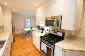House, 5 Bedrooms | Private kitchen | Fridge, microwave, oven, stovetop