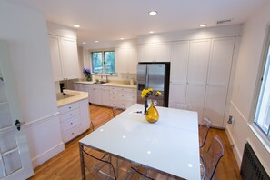 House, 5 Bedrooms | Private kitchen | Fridge, microwave, oven, stovetop - Amazing Single House in Brookline (Brookline)