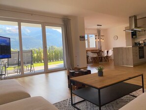 Deluxe-Apartment, Bergblick, zum Garten hin | Wohnbereich | Flachbildfernseher, Pay-TV, Fußbodenheizung