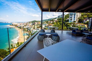 Outdoor dining - Magnificient Oceanfront Luxury Condo - Beachside & Rooftop Bar & Infinity Pools (Puerto Vallarta)