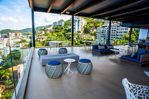 Outdoor dining - Magnificient Oceanfront Luxury Condo - Beachside & Rooftop Bar & Infinity Pools (Puerto Vallarta)