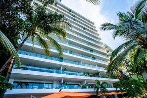 Exterior - Magnificient Oceanfront Luxury Condo - Beachside & Rooftop Bar & Infinity Pools (Puerto Vallarta)