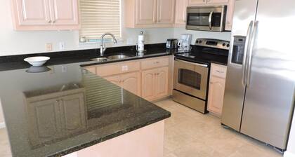 Serenity Now - cuisine rénovée, avant maison de plage avec des vues spectaculaires