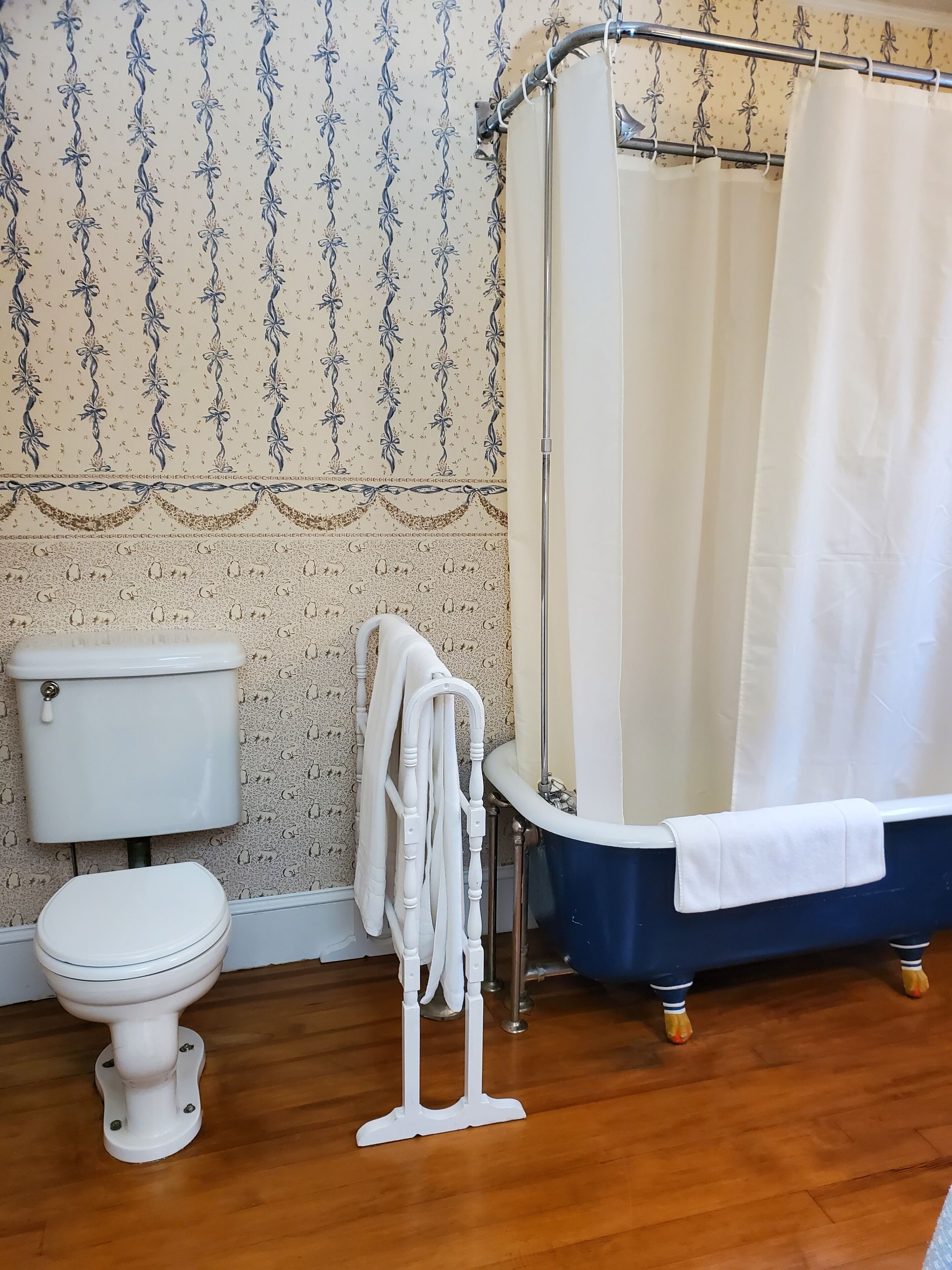 Un baño con inodoro, bañera y cortina de ducha.