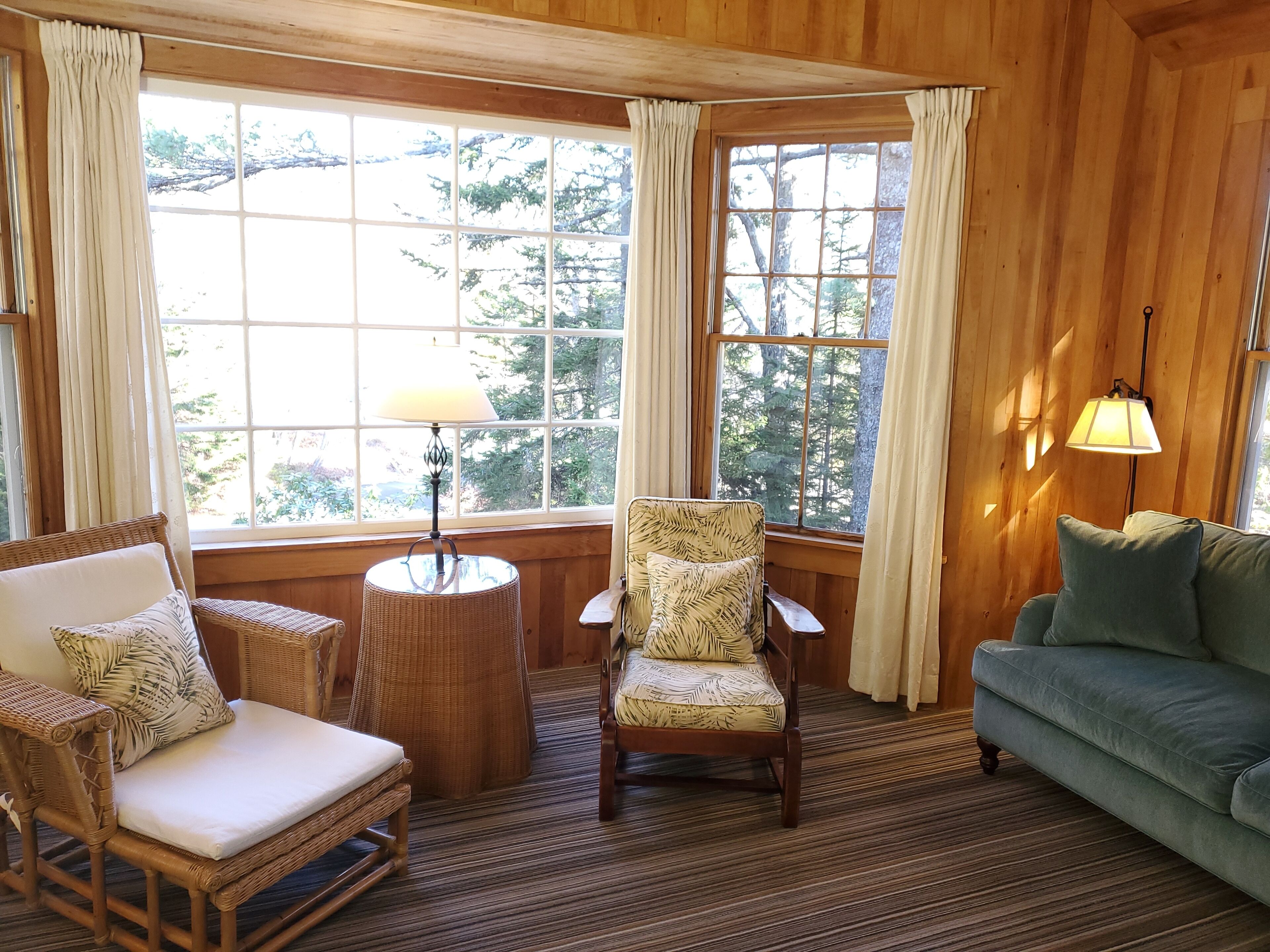 Standard Suite, 1 King Bed, Fireplace (Room 08) | Living room