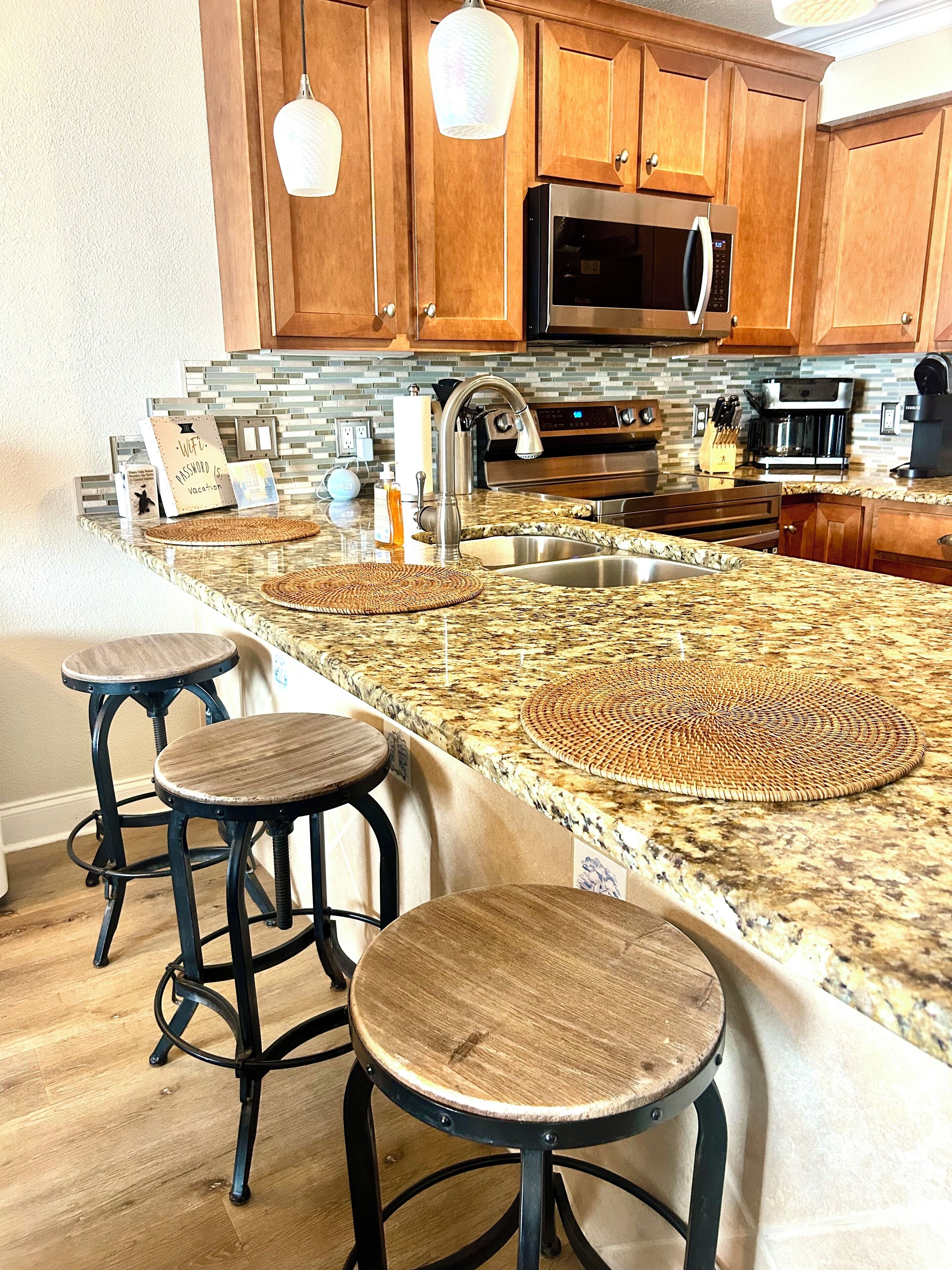 Jääkaappi, mikroaaltouuni, uuni, liesi