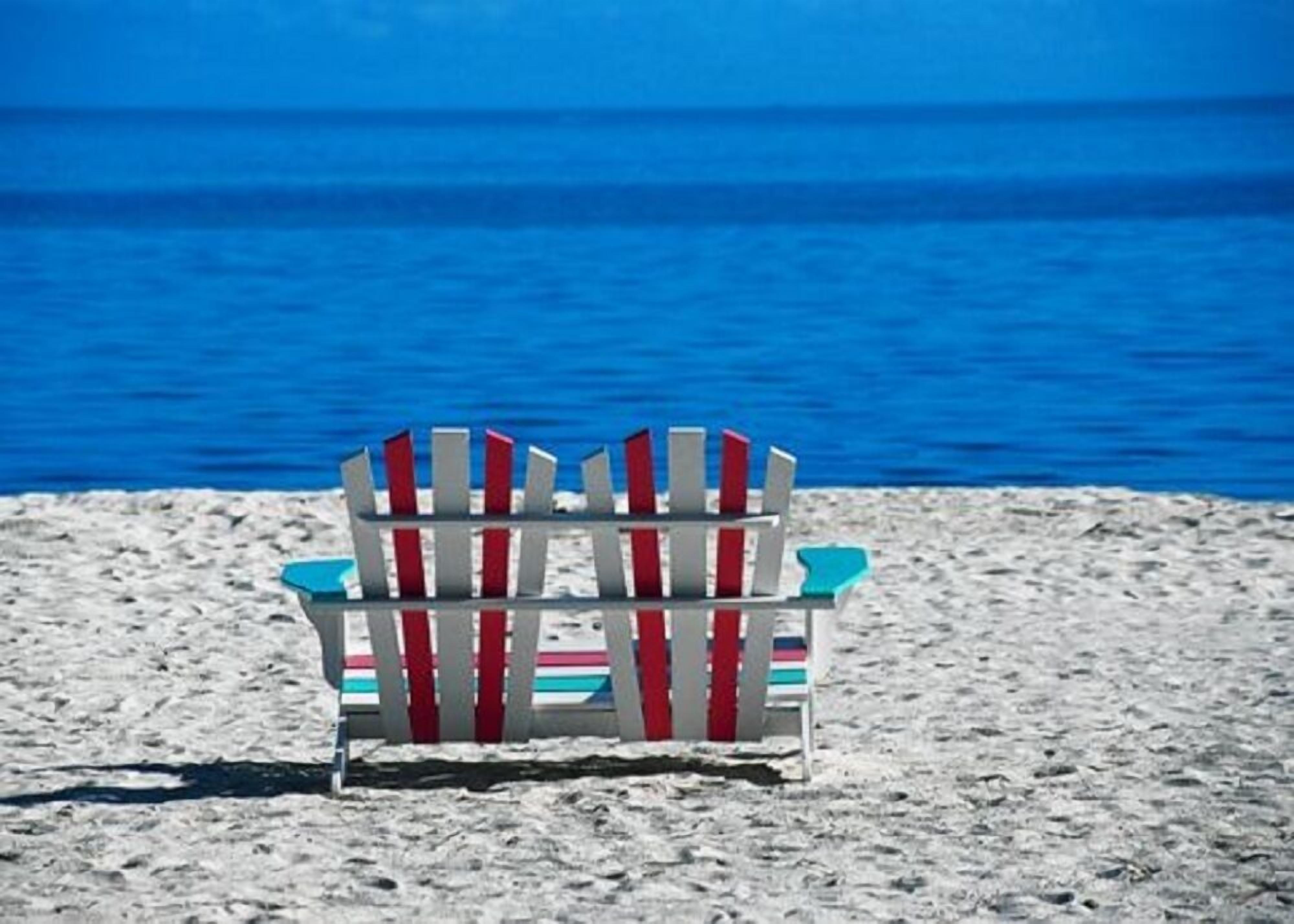 En la playa, camastros y toallas de playa 