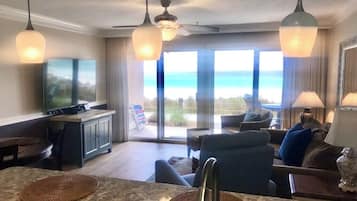 Smart-TV, DVD-Player, Bücher, Musikbibliothek