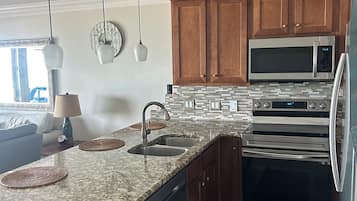 Coffee/tea maker, fridge, microwave, oven