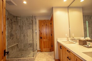 Dusche, Haartrockner, Handtücher