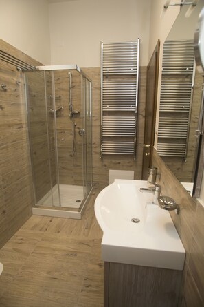 Deluxe Triple Room, 1 Queen Bed, Non Smoking | Bathroom | Shower, rainfall showerhead, free toiletries, hair dryer - L'Antico Monastero (Sant'Agata di Puglia)