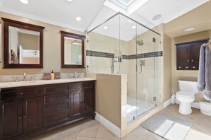 Een douche, een haardroger, handdoeken, zeep