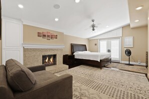 3 bedrooms, desk, iron/ironing board, travel cot - Single-family beach home two blocks from the beach. (Newport Beach)
