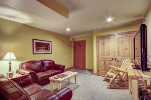 Televisión, chimenea, reproductor de DVD y biblioteca musical 