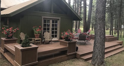 CABIN RETREAT-Great HUNTING LODGE! Escape the heat. 3 story treehouse! Hot tub!