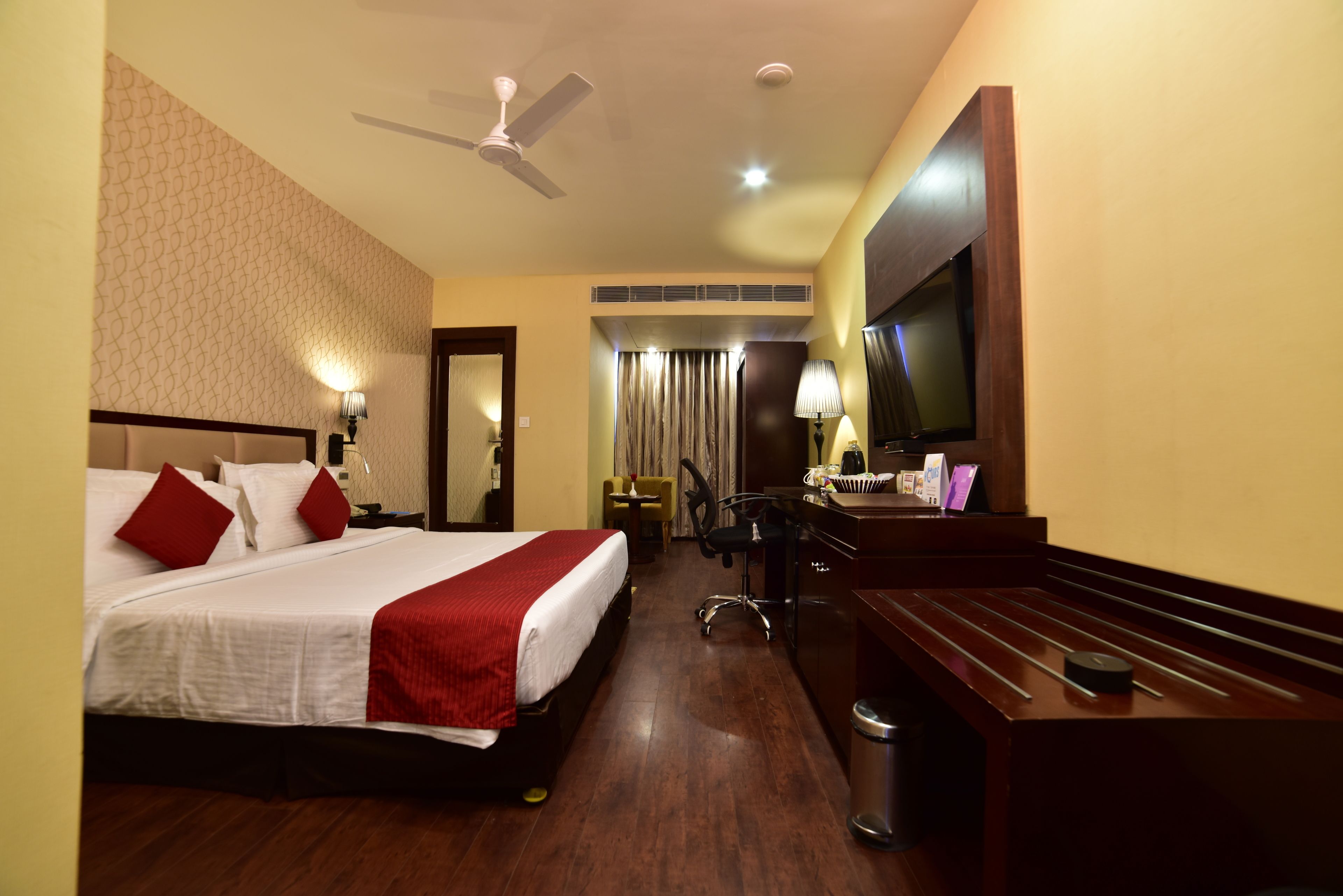 Premium Room | Minibar, in-room safe, desk, iron/ironing board