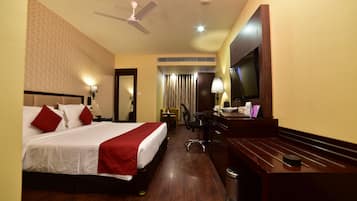 Premium Room | Minibar, in-room safe, desk, iron/ironing board