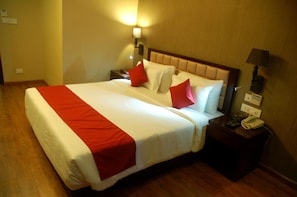Minibar, in-room safe, desk, iron/ironing board