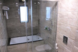 Suite Affaires, 1 chambre | Salle de bain | Douche, articles de toilette gratuits, sèche-cheveux