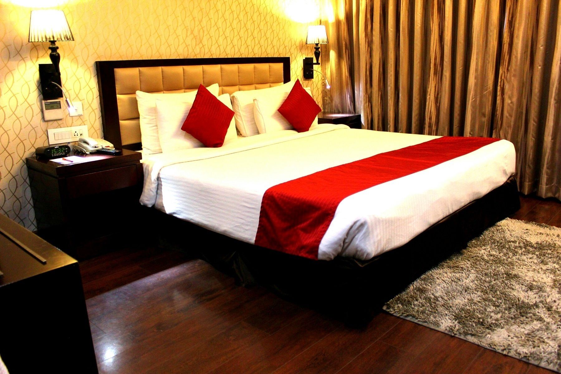 Business Suite, 1 Bedroom | Bar mini, peti besi dalam bilik, meja, seterika/papan seterika 