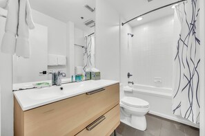 Amenidades de baño gratuitas, secadora de cabello, toallas 