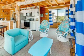 Een smart-tv, boeken en een filmbibliotheek