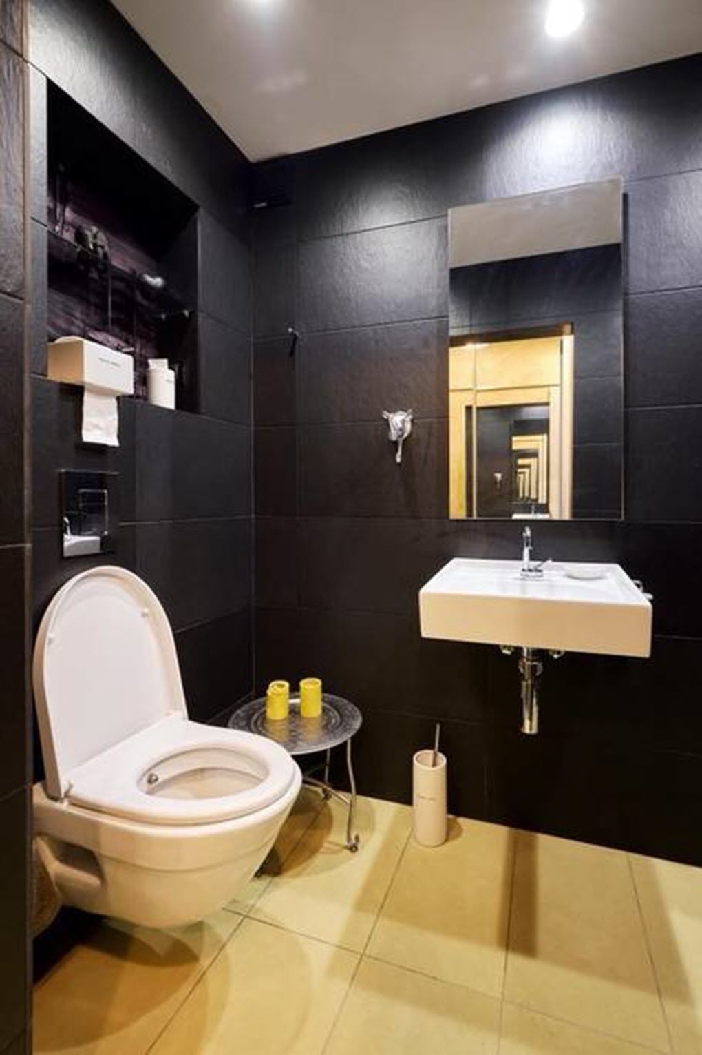Ein modernes Badezimmer mit Toilette, Waschbecken und Spiegel.