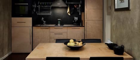 Funky Flat Apartment | 私人廚房 | 雪櫃、微波爐、爐具、咖啡機/沖茶器