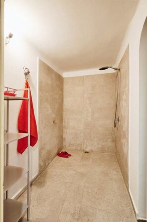 Funky Loft Apartment | Salle de bain | Douche, articles de toilette (gratuits), séchoir à cheveux, pantoufles