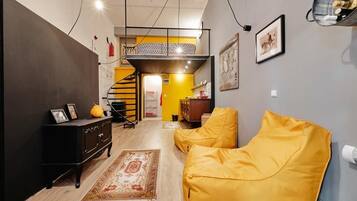 Funky Loft Apartment | Opholdsområde | Fladskærms-tv