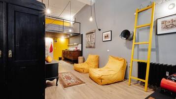 Funky Loft Apartment | Opholdsområde | Fladskærms-tv
