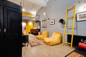 Funky Loft Apartment | 起居区 | 平板电视
