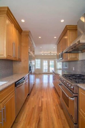 Luxury House, 5 Bedrooms, City View | Private kitchen | Full-size fridge, microwave, oven, stovetop - The Reeves Mansion near Beverly Hills (Los Angeles)