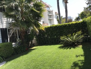 Property entrance - The Reeves Mansion near Beverly Hills (Los Angeles)