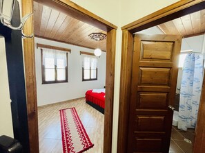 Klassieke tweepersoonskamer, uitzicht op bergen | 5 slaapkamers, luxe beddengoed, een minibar, individueel gedecoreerd