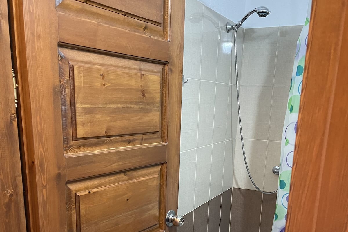Ducha, cabezal de ducha tipo lluvia, artículos de tocador gratuitos