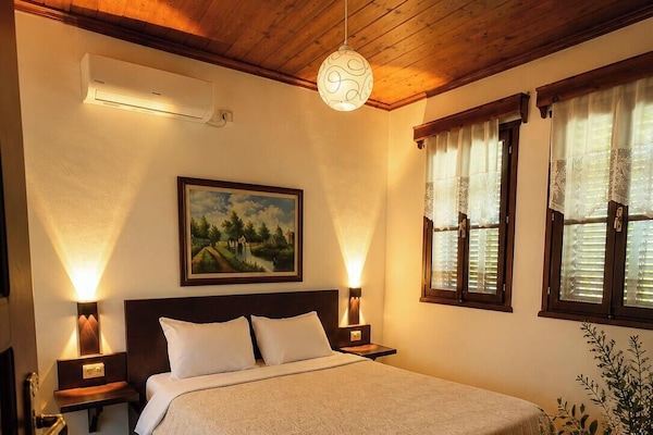 Habitación doble familiar de uso individual, vista a la montaña | 5 habitaciones, ropa de cama de alta calidad y minibar