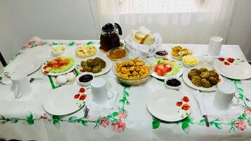 Desayuno de cocina local (EUR 5 por persona)