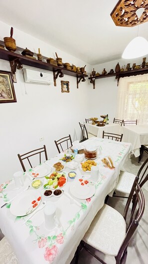 Panorama kamer | Gemeenschappelijke keuken | Een koelkast (op verzoek), een microgolfoven, een oven