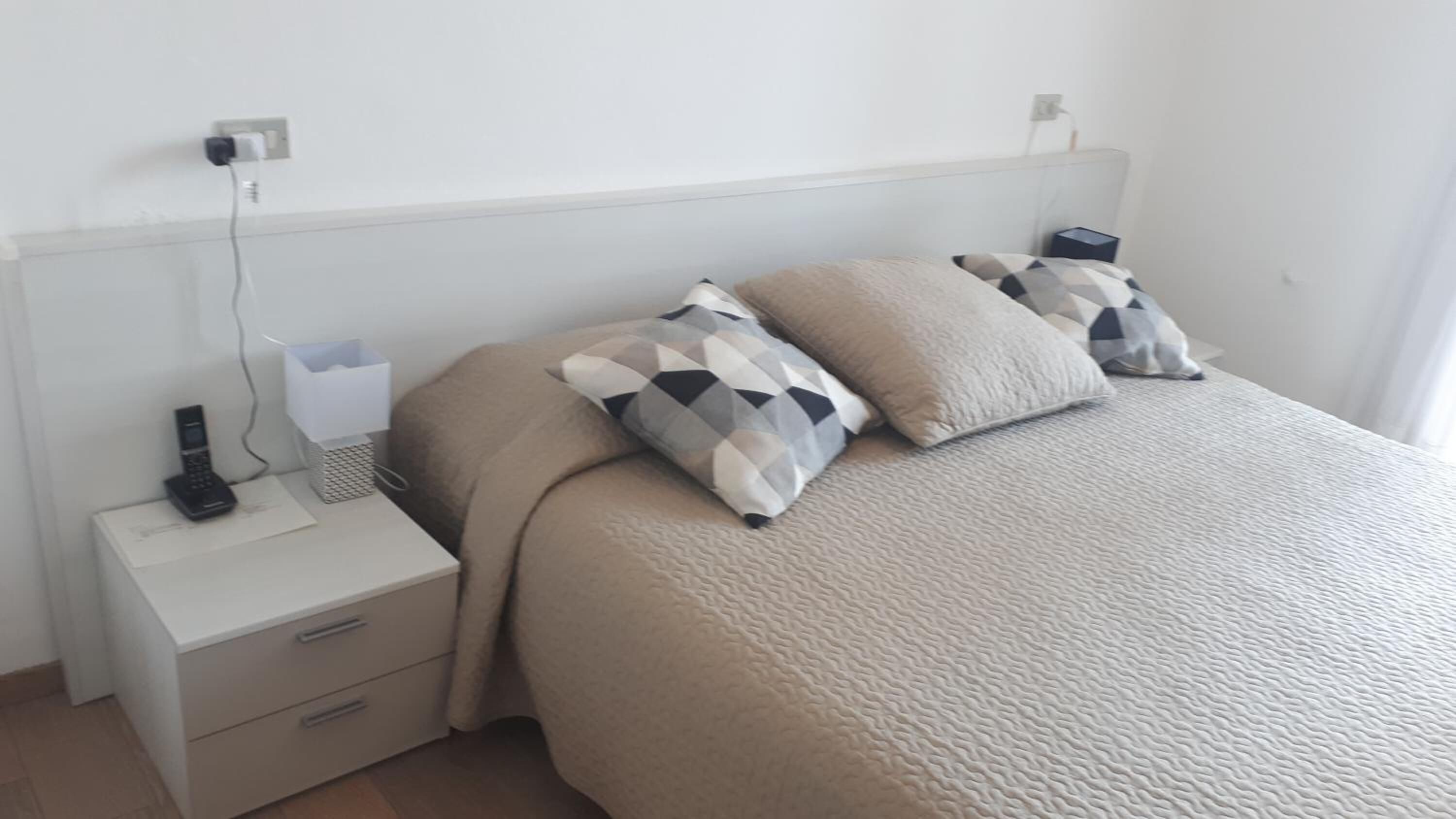 individually furnished, desk, free wifi, bed sheets